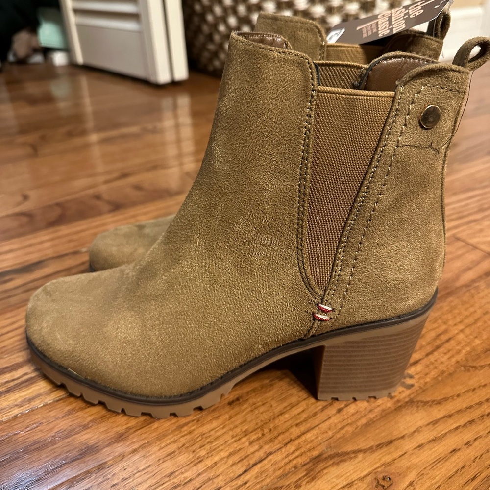 New with tags heeled fashion boots